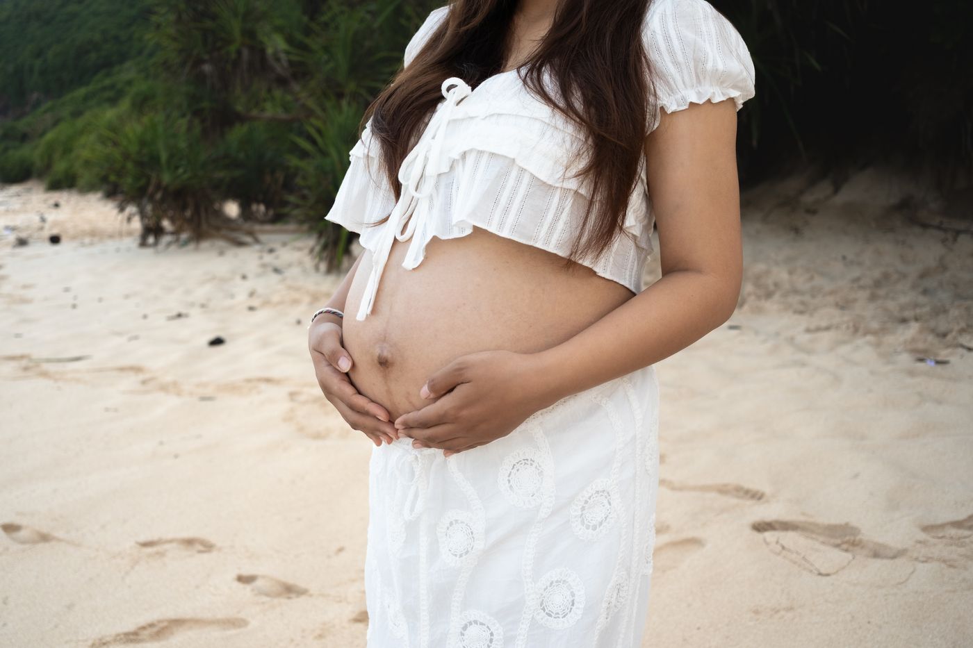 Beach maternity session of Teja and Desy in Bali by Kadek Aris