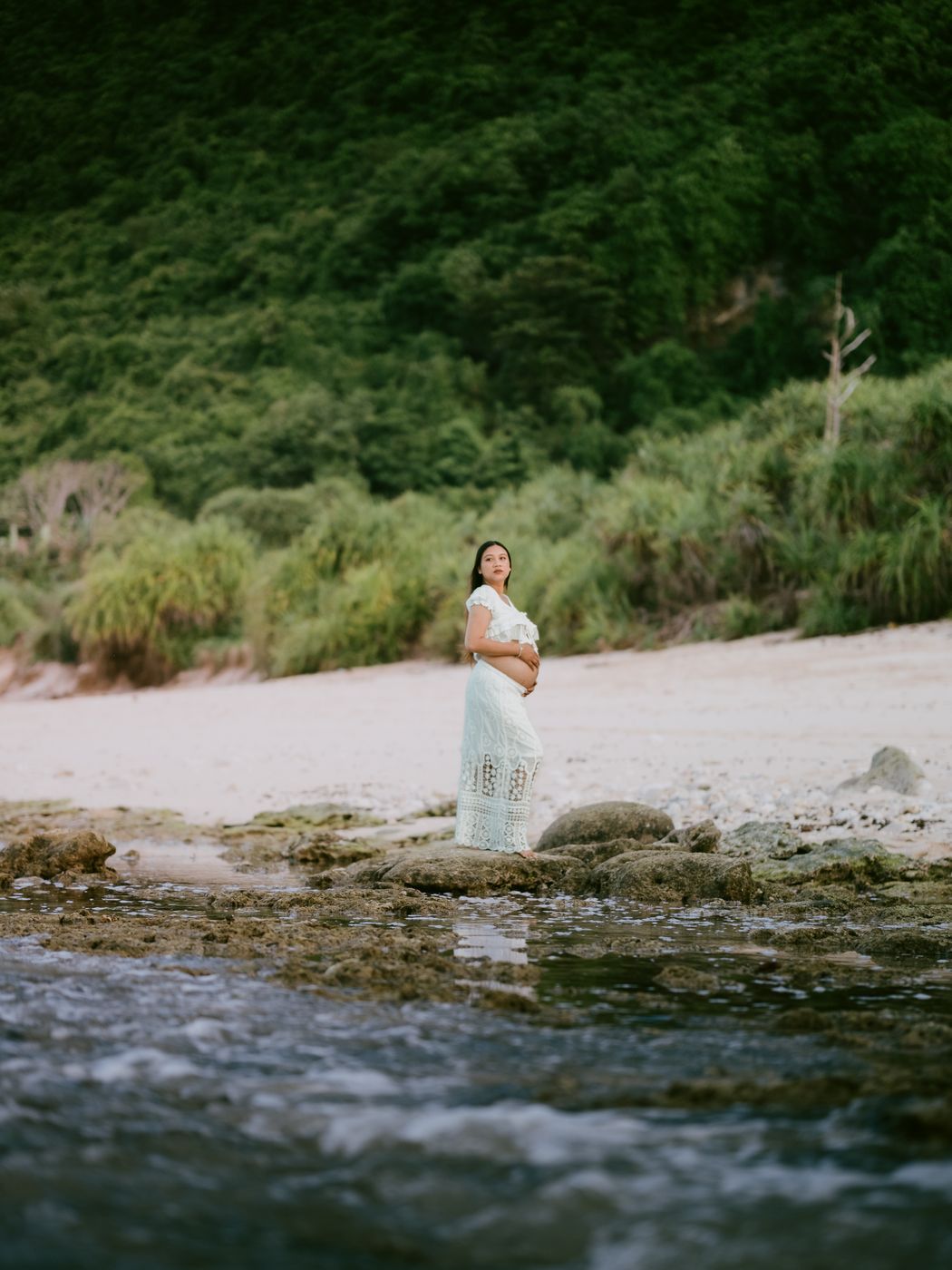 Beach maternity session of Teja and Desy in Bali by Kadek Aris